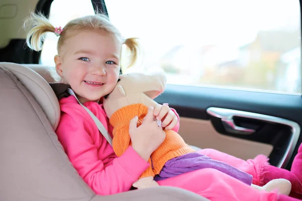 Kleuter meisje zit in de autostoel — Stockfoto