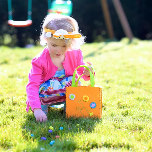 Gyerek élvezi húsvéti tojás vadászat — Stock Fotó