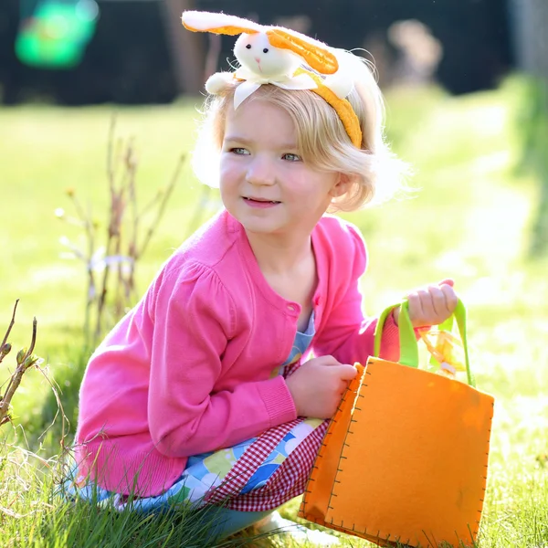 Kid njuter påskägg jaga — Stockfoto