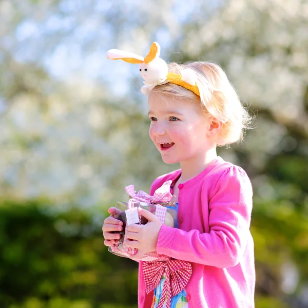 Liten flicka firar påsk — Stockfoto