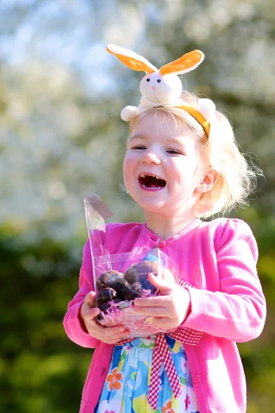 Bambina che celebra la Pasqua — Foto Stock