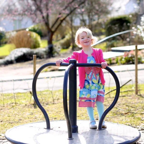 Kleines Mädchen hat Spaß auf Spielplatz — Stockfoto