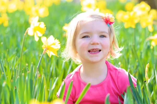 水仙の花のフィールドの小さな女の子 — ストック写真