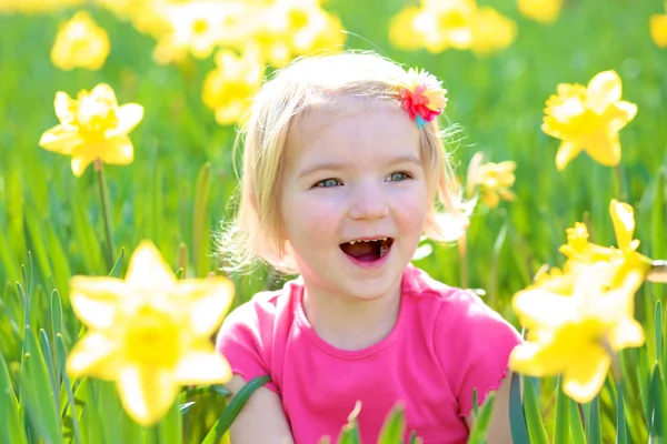 Dziewczynka w polu daffodils — Zdjęcie stockowe