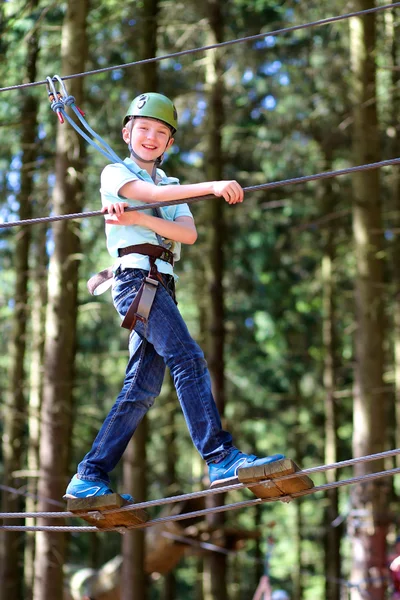 Genç çocuk halatlar üzerinde tırmanma — Stok fotoğraf