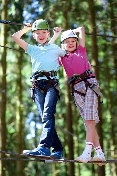 Les enfants s'amusent dans le parc d'aventure — Photo