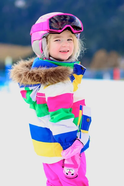 Маленькая девочка учится кататься на лыжах — стоковое фото