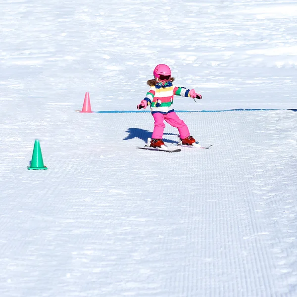 Kleines Mädchen lernt Skifahren — Stockfoto