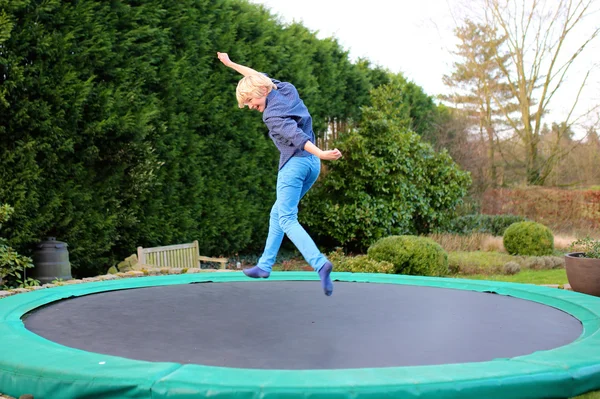 Trambulin jumping boldog fiú — Stock Fotó