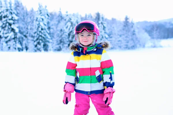 Menina aprendendo a esquiar — Fotografia de Stock
