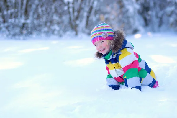 Девочка веселится в зимний день — стоковое фото