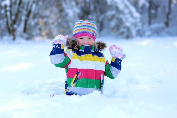 Mała dziewczynka dobrze się bawi w zimowy dzień — Zdjęcie stockowe