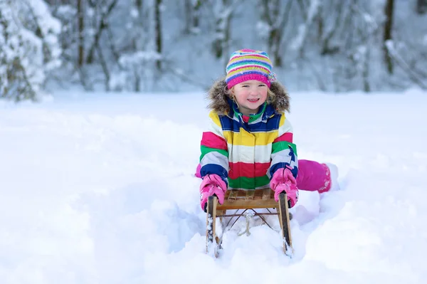 Kleines Mädchen hat Spaß an einem Wintertag — Stockfoto