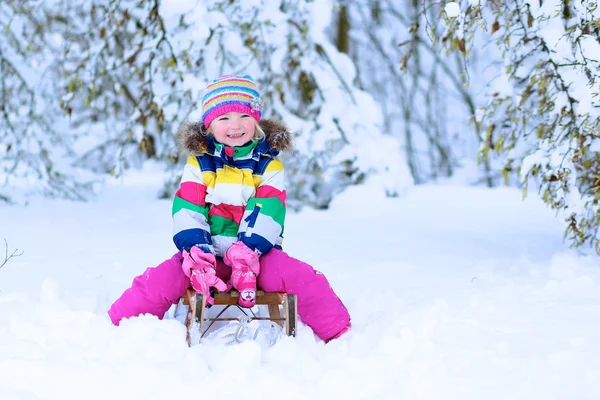 Liten flicka som har kul på vintern dag — Stockfoto