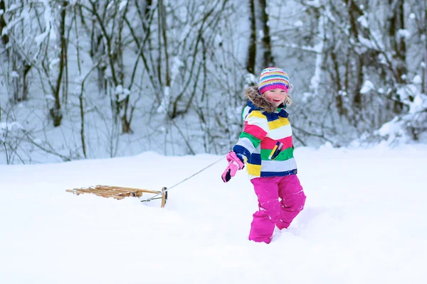 Девочка веселится в зимний день — стоковое фото