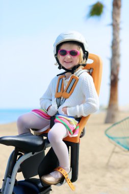Küçük kız çocuk koltuğunda bisiklet gezisi zevk
