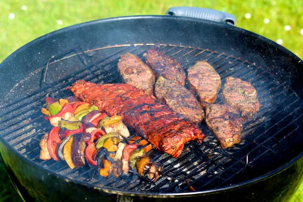 Assortert kjøtt og grønnsaker på grillen – stockfoto