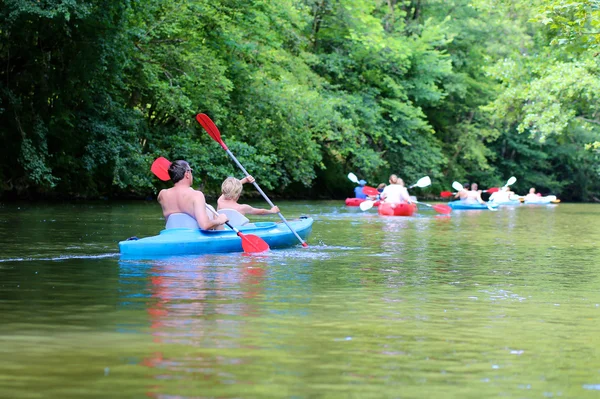 Auf dem Fluss. aktive, glückliche Familie, ein Mann mit Teenager-Schulkind, — Stockfoto