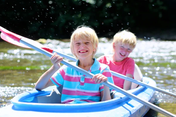 Niños haciendo kayak en el río — Foto de Stock