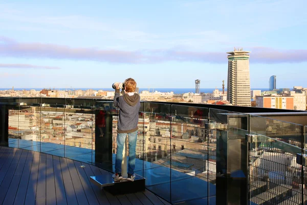 Dítě si užívat panoramatický výhled na Barcelonu — Stock fotografie
