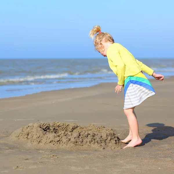 Mała dziewczynka bawiąca się na plaży — Zdjęcie stockowe