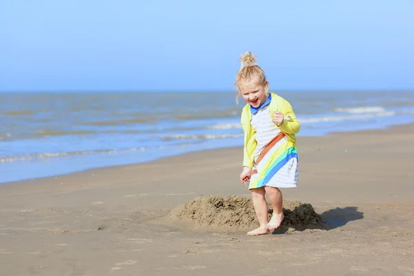 Mała dziewczynka bawiąca się na plaży — Zdjęcie stockowe