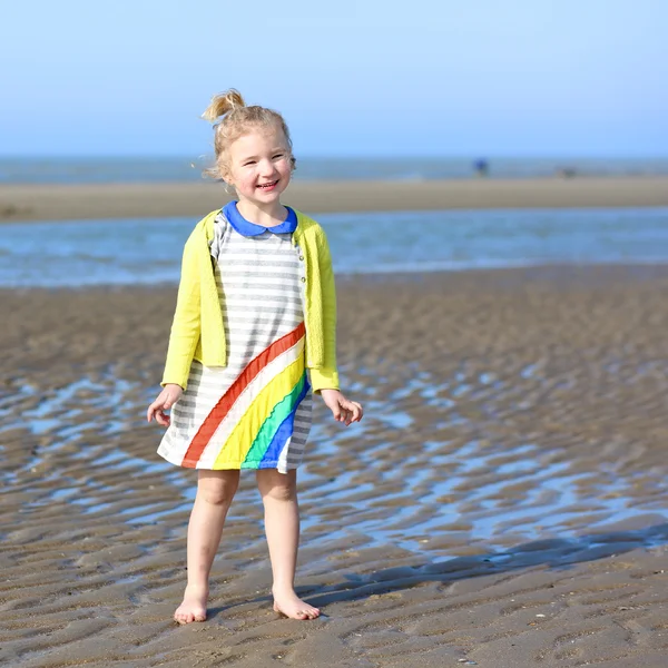 Niña jugando en la playa — Foto de Stock