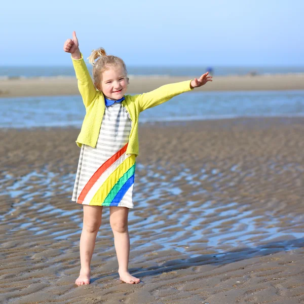 Holčička hrající si na pláži — Stock fotografie