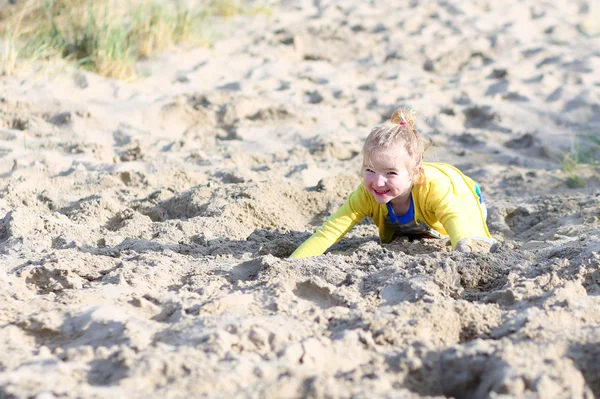 Mała dziewczynka bawiąca się na plaży — Zdjęcie stockowe