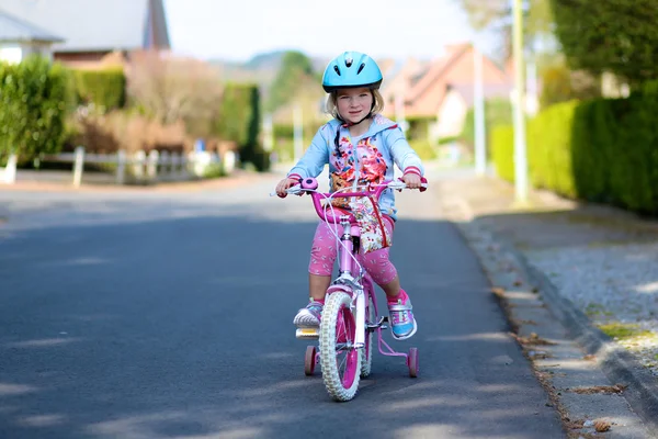 Klein meisje haar fiets rijden — Stockfoto