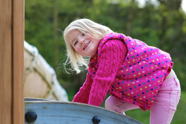 Lilla flickan har roligt på lekplatsen — Stockfoto