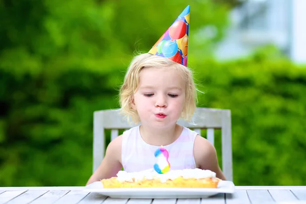 Süßes Mädchen feiert ihren 3-jährigen Geburtstag — Stockfoto