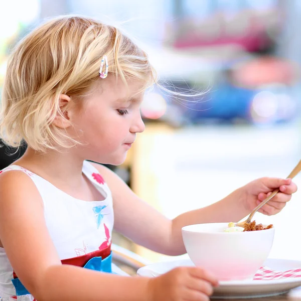 Klein kind eten van consumptie-ijs — Stockfoto