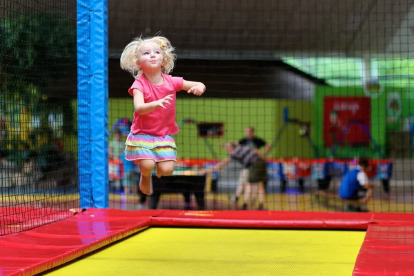 Lilla barnet hoppar på studsmatta — Stockfoto