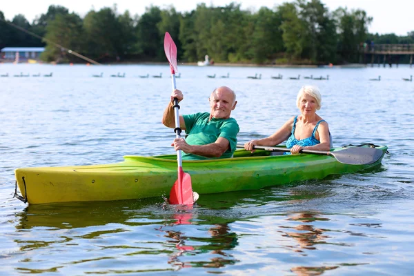 Seniorer kajak på floden — Stockfoto