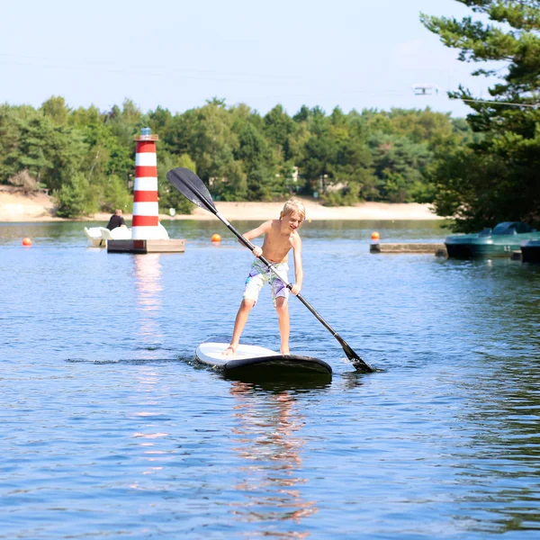 Adolescent garçon camping et profiter stand up paddle sur l 'lac — Photo