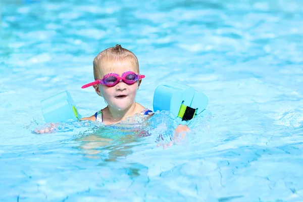 Criança desfrutando de piscina — Fotografia de Stock