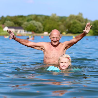 Yüzmeyi öğrenme yürümeye başlayan çocuk kız