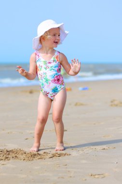 Yaz günü sahilde zevk mutlu yürümeye başlayan çocuk kız