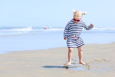 Yaz günü sahilde zevk mutlu yürümeye başlayan çocuk kız
