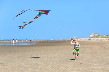 Yaz günü sahilde zevk mutlu yürümeye başlayan çocuk kız
