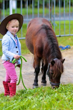 Besleme küçük midilli at cowgirl