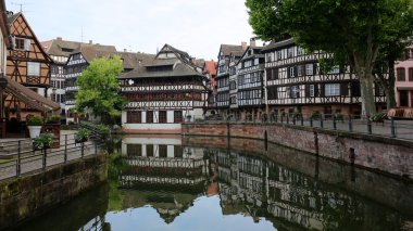 Strazburg'un tarihi merkezinde yaz gününde