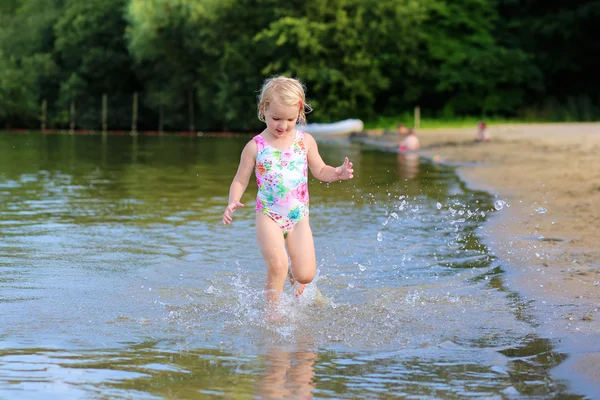Feliz poco disfrutando del día de verano en el lago —  Fotos de Stock