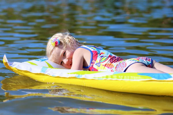 Feliz poco disfrutando del día de verano en el lago —  Fotos de Stock