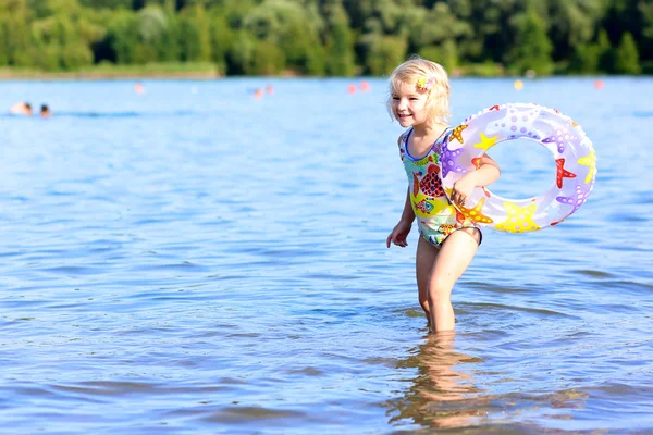 Feliz pouco aproveitando o dia de verão no lago — Fotografia de Stock