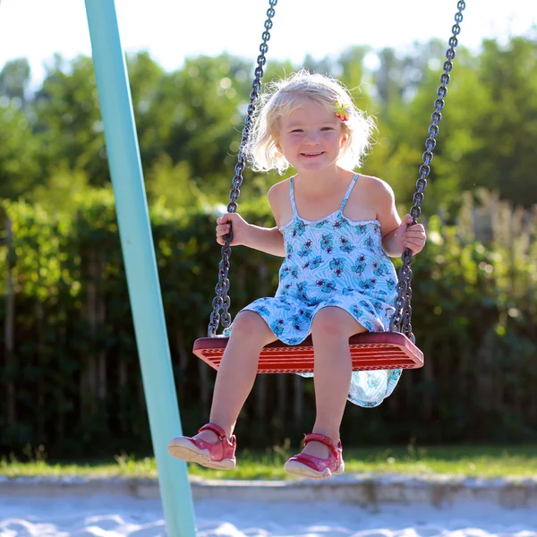 Lilla flickan har roligt på lekplatsen — Stockfoto