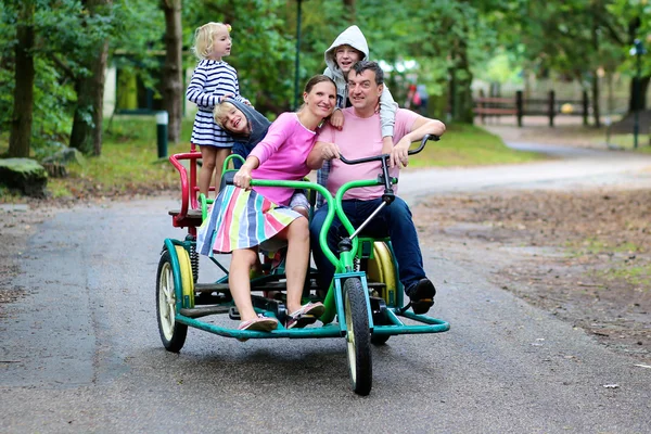 Familjen Rider riksha cykel — Stockfoto