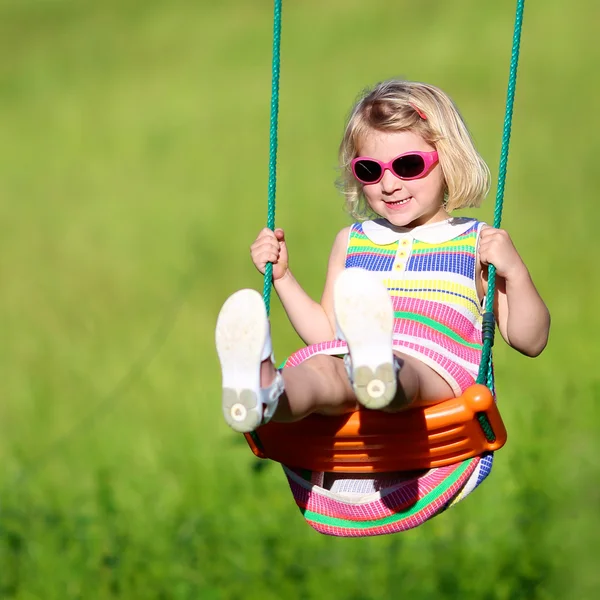 Kleines Mädchen hat Spaß auf Spielplatz — Stockfoto