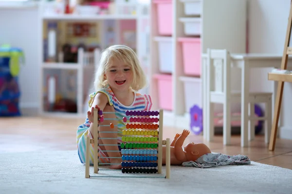 Menina criança feliz brincando com ábaco — Fotografia de Stock